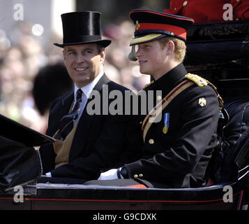 Il principe Harry (a destra) si siede in una carrozza con il duca di York mentre lasciano Buckingham Palace, Londra, per guardare la cerimonia annuale di Trooping the Color mentre la regina Elisabetta II della Gran Bretagna celebra il suo 80° compleanno ufficiale. ASSOCIAZIONE STAMPA Foto, Data immagine: Sabato 17 giugno 2006. Più di 1,100 soldati parteciperanno alla colorata mostra annuale di pompon e pageanteria. Vedi la storia della PA ROYAL Queen. Il credito fotografico dovrebbe essere: Andrew Stuart/PA. Foto Stock