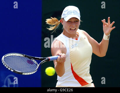 Vera Zvonareva della Russia in azione contro il Meilen Tu degli Stati Uniti durante il DFS Classic all'Edgbaston Priory Club, Birmingham. Foto Stock