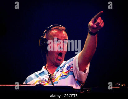 Norman Cook alias Fatboy Slim, ospita 15.000 fêtards presso la spiaggia grande festa in Portrush, Irlanda del Nord. Foto Stock