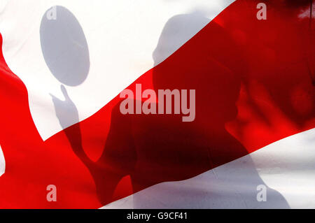 England Football Fan Geoff York si rilassa in un campeggio a Colonia, in Germania, prima di Inghilterra del terzo mondo Cup match contro la Svezia di domani. Foto Stock