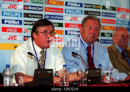 Gerhard Aigner (L), Chief Executive dell'UEFA, e il Presidente dell'UEFA Lennart Johansson (R), discutono la loro posizione sui calciatori inglesi in una conferenza stampa tenutasi a Liegi questa sera Foto Stock