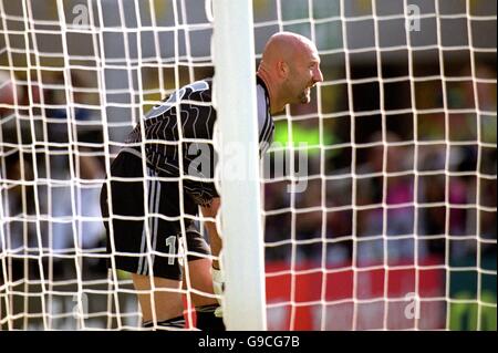 Calcio - Euro 2000 - Gruppo D - Repubblica Ceca / Francia. Il portiere francese Fabien Barthez è in piedi guardia Foto Stock