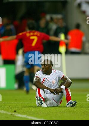 Calcio - Coppa del mondo FIFA 2006 Germania - Gruppo H - Spagna / Tunisia - Gottlieb-Daimler-Stadion. La Spagna Raul (no7 sfondo) corre a celebrare il punteggio di equalizzazione obiettivo come la Tunisia Hatem Trabelsi siede abbattuto Foto Stock