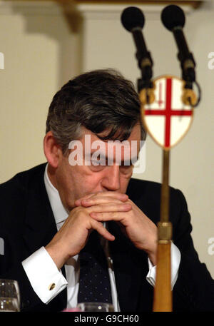 Cancelliere dello scacchiere Gordon Brown prima del suo discorso alla cena del Signore Mayors ai banchieri e ai mercanti della città di Londra, alla Mansion House. Foto Stock