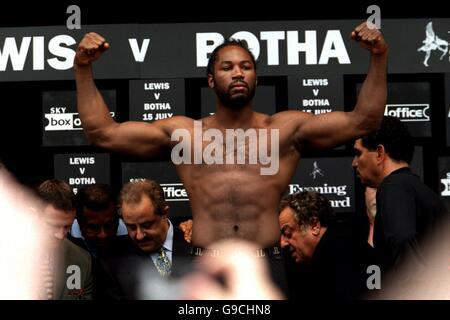 Il campione di pesi massimi Lennox Lewis si alza sulla bilancia a Covent Garden mentre la folla urla e ondita, durante il periodo di open air pesano per promuovere il titolo di bout con Frans Botha il sabato presso la London Arena Foto Stock