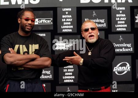 Lennox Lewis (l), campione di pesi massimi, ascolta lo sfidante Frans Botha (r) mentre parla con la folla durante la pesata a Covent Garden, Londra Foto Stock