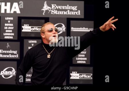 Challenger Frans Botha parla con la folla che guarda dopo la pesata, prima della battaglia di sabato con Lennox Lewis Foto Stock