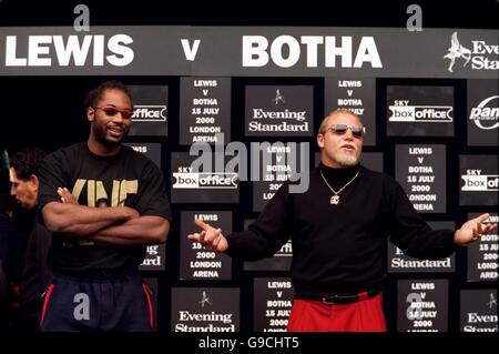 Il campione Lennox Lewis (l) guarda il suo sfidante Frans Botha (r) scherzare con la folla mentre si levano in piedi su un aperto Air Stage a Covent Garden Foto Stock