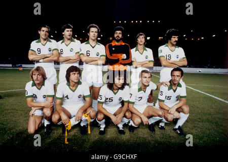 Gruppo del team New York Cosmos, con Giorgio Chinaglia (back row, l), Franz Beckenbauer (back row, 3rd l), Johan Cruyff (back row, 2nd r), Dennis Tueart (front row, 2nd r) e Steve Hunt (front row, l) Foto Stock