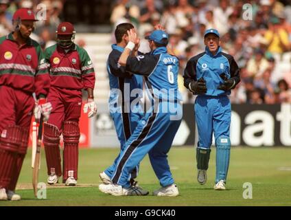 Cricket - NatWest Series Triangle Tournament - Inghilterra / West Indies. Alec Stewart (r) e Craig White (c) si affrettano a congratularsi con Mark Ealham (l) dopo aver licenziato Wavell Hinds delle Indie Occidentali per il 10 Foto Stock