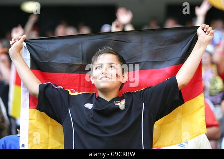 Calcio - Coppa del mondo FIFA 2006 Germania - seconda tornata - Germania contro Svezia - Allianz Arena. Un giovane fan tedesco negli stand Foto Stock