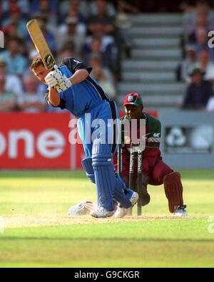 Cricket - NatWest Series Triangular Tournament - Inghilterra / West Indies. Darren Gough dell'Inghilterra è piegato fuori Foto Stock