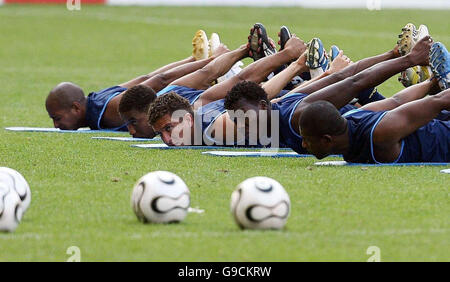 Calcio - Coppa del mondo FIFA 2006 - Equador training Stoccarda - Germania. Giocatori ecuadori durante una sessione di allenamento allo Stadion Gottlieb Daimler, Stoccarda, Germania. Foto Stock