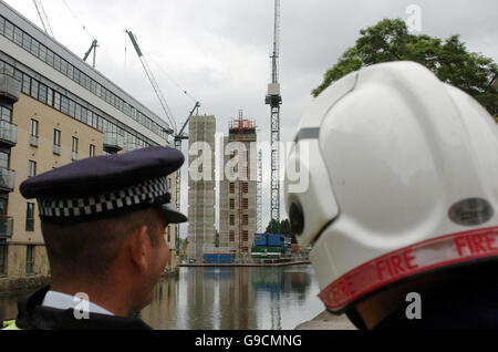 I servizi di emergenza assistono alla scena di un incendio nell'edificio vicino alla Stazione King's Cross nel centro di Londra. Foto Stock