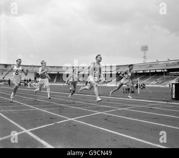 Menzies Campbell (seconda r) Vince Heat sei dei 100 yds maschile da Seraphino Antao r) e Len carter (l) Foto Stock