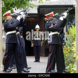 I Marines reali sparano una volley di colpi di fucile al funerale del 21-year-old Royal Marine Paul Collins, che è morto con altri quattro in un incidente militare dell'elicottero in Iraq, fuori della chiesa al Centro di addestramento del Commando, Lympstone, Devon. Foto Stock