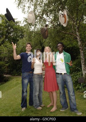 Andy Akinwolere (all'estrema destra, Unito dall'attuale team di (L-R) Gethin Jones, Konnie Huq e Zoe Salmon) viene annunciato come il 32° presentatore Blue Peter (che sostituisce Matt Baker) nella venerabile mostra per bambini della BBC, dal Blue Peter Garden, BBC Television Center, a ovest di Londra. Foto Stock