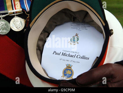 Una copia dell'Ordine del Servizio è tenuta all'interno di un cappello (una pratica comune per i militari durante gli impegni ufficiali) al funerale di 21 anni Marine Paul Collins presso il Commando Training Center, Lympstone, Devon. Foto Stock