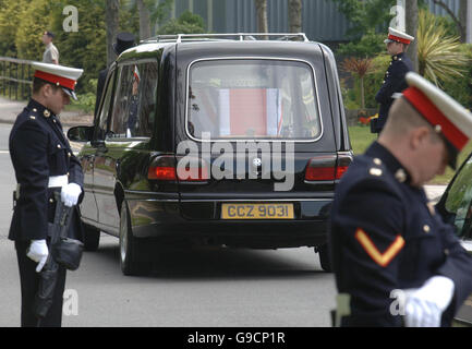 Il cuore che porta la bara del Royal Marine Paul Collins, 21 anni, morto con altri quattro in un incidente militare in Iraq, lascia Center Church al Commando Training Center, Lympstone, Devon. Foto Stock