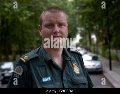 Londra Ambulanceman Bill Kilminster, da Camden Ambulance Station , che hanno contribuito ai soccorsi a seguito degli attentati di Londra il 7 luglio 2005. Foto Stock