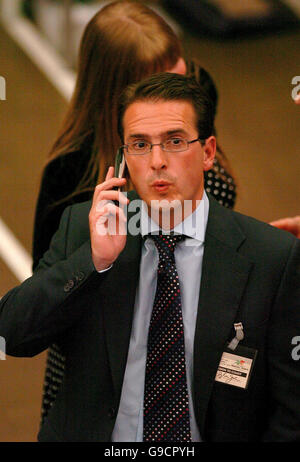 Il candidato laburista Owen Smith reagisce alla sua sconfitta da parte del candidato indipendente dai Davies nella Blaenau Gwent elezione parlamentare.PRESS ASSOCIATION foto. Data immagine: Venerdì 30 giugno 2006. L'elezione è stata causata dalla morte del ribelle laburista Peter Law, che ha tenuto entrambi i seggi come indipendenti. Vedi il SONDAGGIO sulla storia della PA Blaenau. Il credito fotografico dovrebbe essere: David Jones / PA. Foto Stock