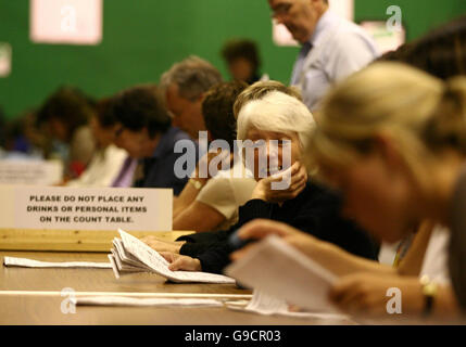 I scrutatori iniziano il conto per le elezioni di Bromley e Chislehurst a se London. Foto Stock