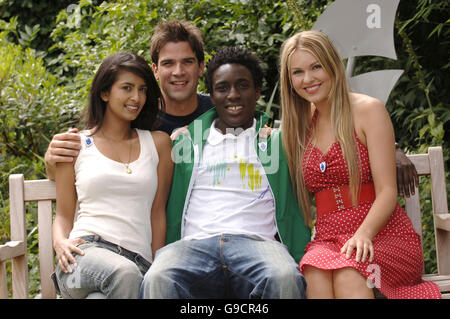 Andy Akinwolere (2° a destra, Unito dall'attuale team di (L-R) Konnie Huq, Gethin Jones e Zoe Salmon) è annunciato come il 32° presentatore Blue Peter (che sostituisce Matt Baker) nella venerabile mostra per bambini della BBC, dal Blue Peter Garden, BBC Television Center, a ovest di Londra. Foto Stock