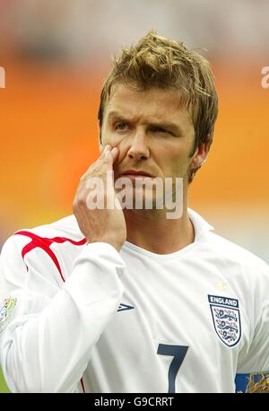 Calcio - Coppa del mondo FIFA 2006 Germania - Gruppo B - Inghilterra v Trinidad & Tobago - Franken-Stadion. David Beckham inglese durante l'inno nazionale Foto Stock