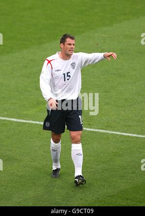Calcio - Coppa del mondo FIFA 2006 Germania - Gruppo B - Inghilterra v Trinidad & Tobago - Franken-Stadion. Jamie Carragher, Inghilterra Foto Stock