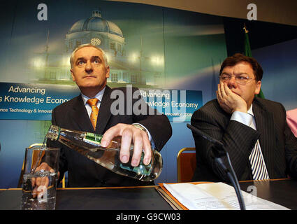 Taoiseach Bertie Ahern (sinistra) e il Ministro Cowen presso la conferenza stampa in edifici governativi come il governo ha lanciato la nuova strategia in materia di scienza, tecnologia e innovazione per il 2013. Foto Stock