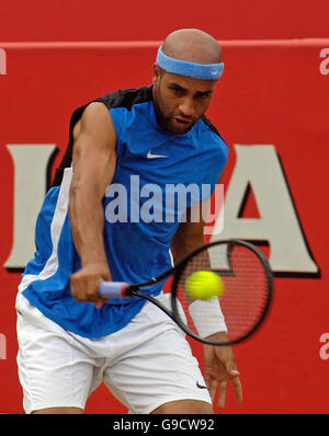 James Blake degli Stati Uniti in azione contro il leyton Hewitt australiano durante i Campionati Stella Artois al Queen's Club di Londra. Foto Stock