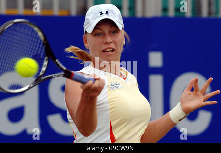 Vera Zvonareva della Russia in azione contro Jamea Jackson degli Stati Uniti nella finale del DFS Classic all'Edgbaston Priory Club di Birmingham. Foto Stock