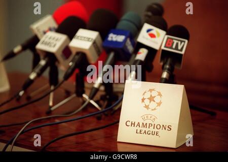 Calcio - UEFA Champions League - Gruppo A - Barcellona contro Hertha Berlino. Microfoni - carta Champions League Foto Stock