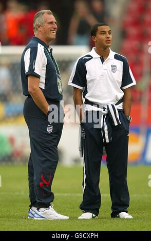 Calcio - Coppa del mondo FIFA 2006 Germania - Gruppo B - Svezia / Inghilterra - RheinEnergieStadion. Theo Walcott in Inghilterra con il pullman Ray Clemence prima della partita contro la Svezia Foto Stock