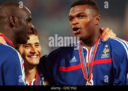 Calcio - Euro 2000 - finale - Francia / Italia. Marcel Desailly (r) festeggia la vittoria di Euro 2000 con i compagni di difesa Lilian Thuram (l) e Bixente Lizarazu (c) Foto Stock