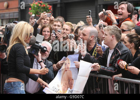 Pamela Anderson arriva al grande magazzino Brown Thomas di Dublino per firmare autografi e presentare un assegno di 20,000 euro alla Dublin Aids Charity Open Heart House per conto del MAC Aids Fund. Foto Stock