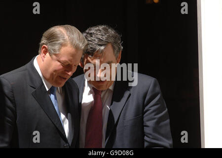 Il Cancelliere Gordon Brown (a destra) fuori da Downing Street nel 11 con l’ex Vice-Presidente degli Stati Uniti al Gore. Foto Stock