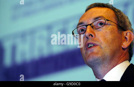 Il lavoro e le pensioni Segretario Rt Hon John Hutton, affronta il futuro dei servizi di rete, tre al vertice del settore, presso l Istituto di ingegneria e tecnologia, nel centro di Londra. PRESS ASSOCIATION Foto data giovedì 22 giugno 2006. Foto di credito dovrebbe leggere Chris Radburn/PA Foto Stock