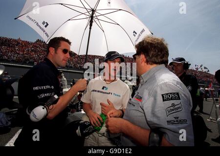 Ralf Schumacher (c) ha poche parole per Mercedes Motorsport Boss Norbert Haug (r) Foto Stock