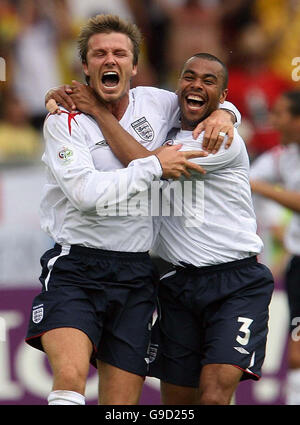 David Beckham (a sinistra) in Inghilterra celebra il punteggio con Ashley Cole durante il secondo round match contro l'Ecuador al Gottlieb Daimler Stadion, Stoccarda, Germania. Foto Stock