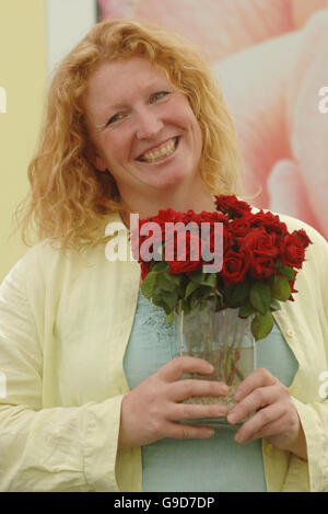 Il presentatore televisivo Charlie Dimmock con il nuovo nome crescente speranza è salito al Festival of Roses all'Hampton Court Flower Show all'Hampton Court Palace in Surrey. Foto Stock