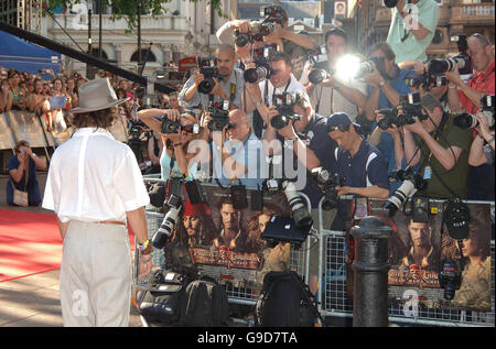 Johnny Depp arriva per la prima europea dei Pirati dei Caraibi: Dead Man's Chest, all'Odeon Cinema di Leicester Square, nel centro di Londra. Foto Stock