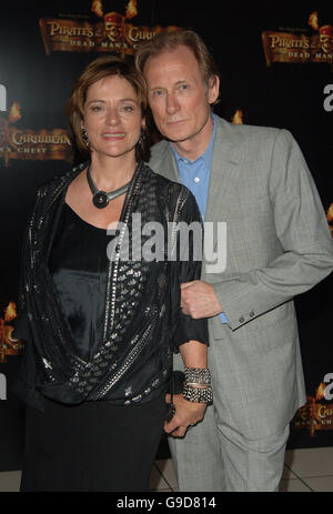 Bill Nighy e sua moglie Diana arrivano rapidamente per la prima europea dei Pirati dei Caraibi: Dead Man's Chest, presso l'Odeon Cinema di Leicester Square, nel centro di Londra. Foto Stock