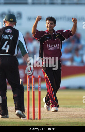 Northamptonshire Steelbacks' Sourov Ganguly celebra la presa del wicket del Worcestershire Royals' ben Smith per 1 corsa Foto Stock