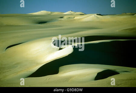 Il sanddunes nei pressi dell'Oasi e il villaggio di Siwa nel lybian o deserto occidentale d'Egitto in nord africa Foto Stock