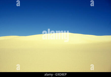 Il sanddunes nei pressi dell'Oasi e il villaggio di Siwa nel lybian o deserto occidentale d'Egitto in nord africa Foto Stock