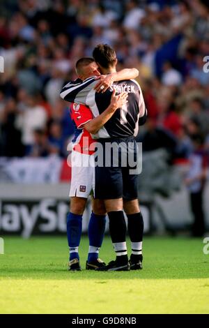 Calcio - Euro 2000 - Gruppo D - Repubblica Ceca / Francia. Il portiere abbattuto della Repubblica Ceca Pavel Srnicek (r) ottiene un abbraccio da un compagno di squadra dopo che la Repubblica Ceca è stata abbattuta da Euro 2000 Foto Stock