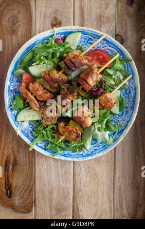 Il pollo e il Chorizo spiedini Foto Stock