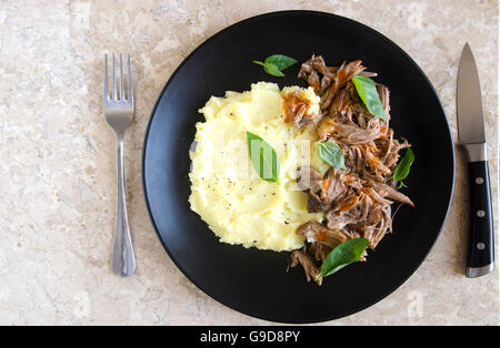 Tirate la carne di maiale con purè di patate Foto Stock