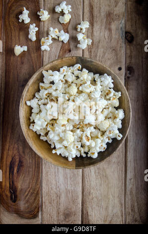 Il Popcorn su un asse di legno Foto Stock
